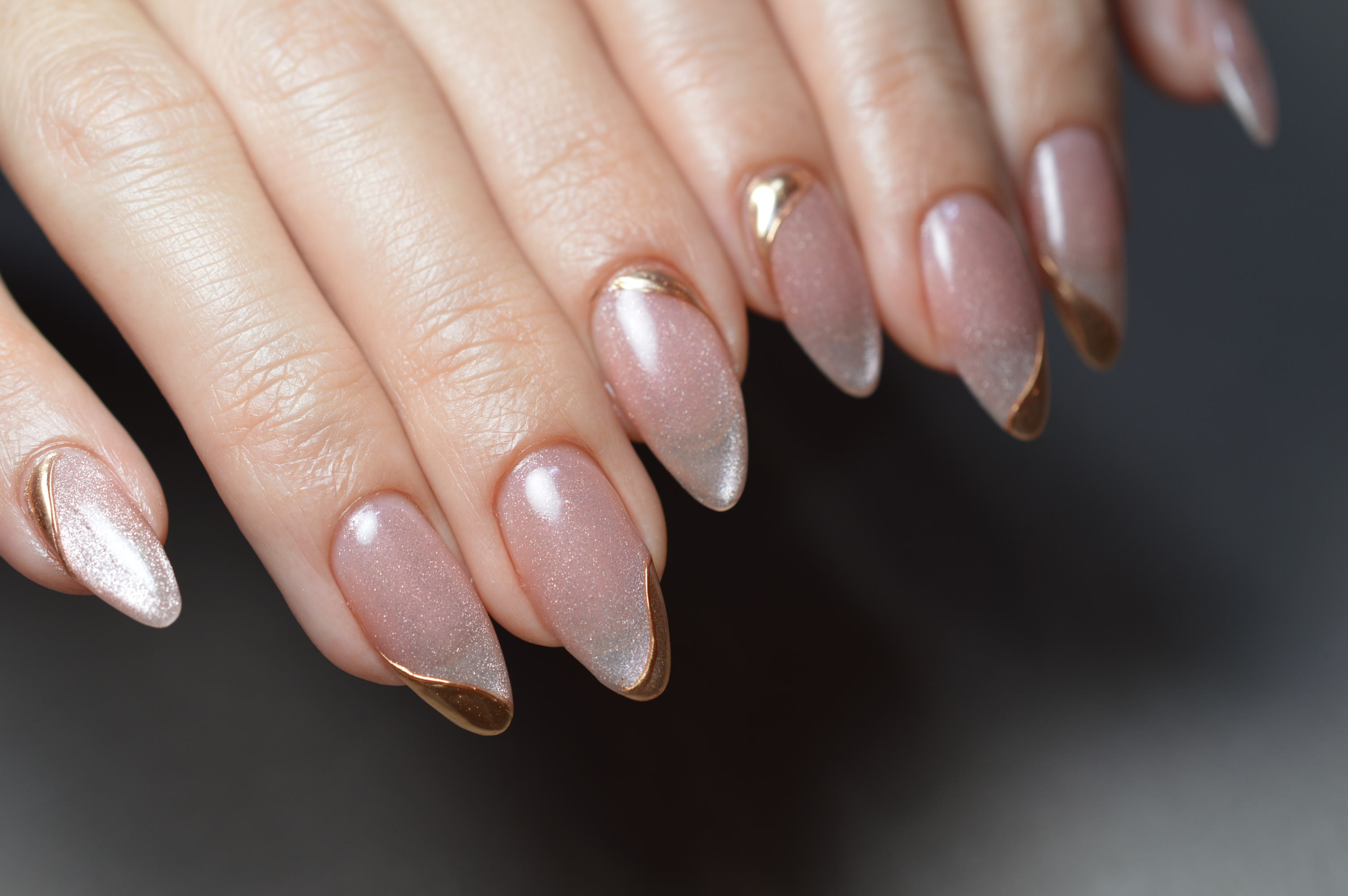 華やかな水光マグネットネイルを楽しむ｜茅ヶ崎のネイルならFun nail salon & school